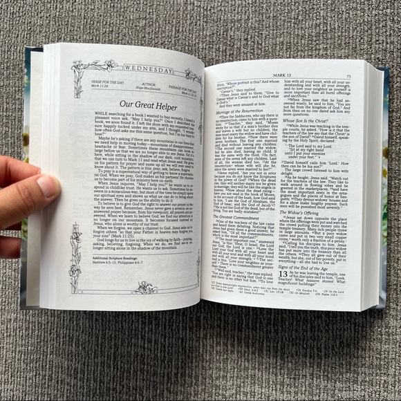 Womens devotional boble new testament biblica zondervan bibles - Picture 5 of 6